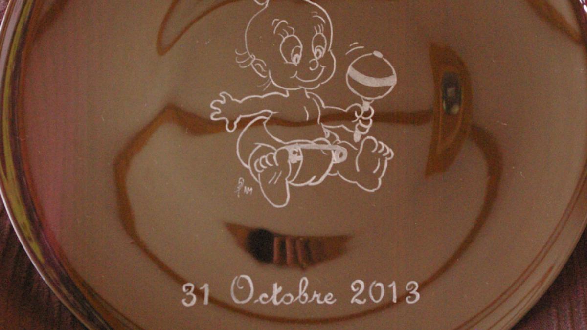 Assiette en verre personnalisee par la gravure pour un cadeau de naissance inoubliable