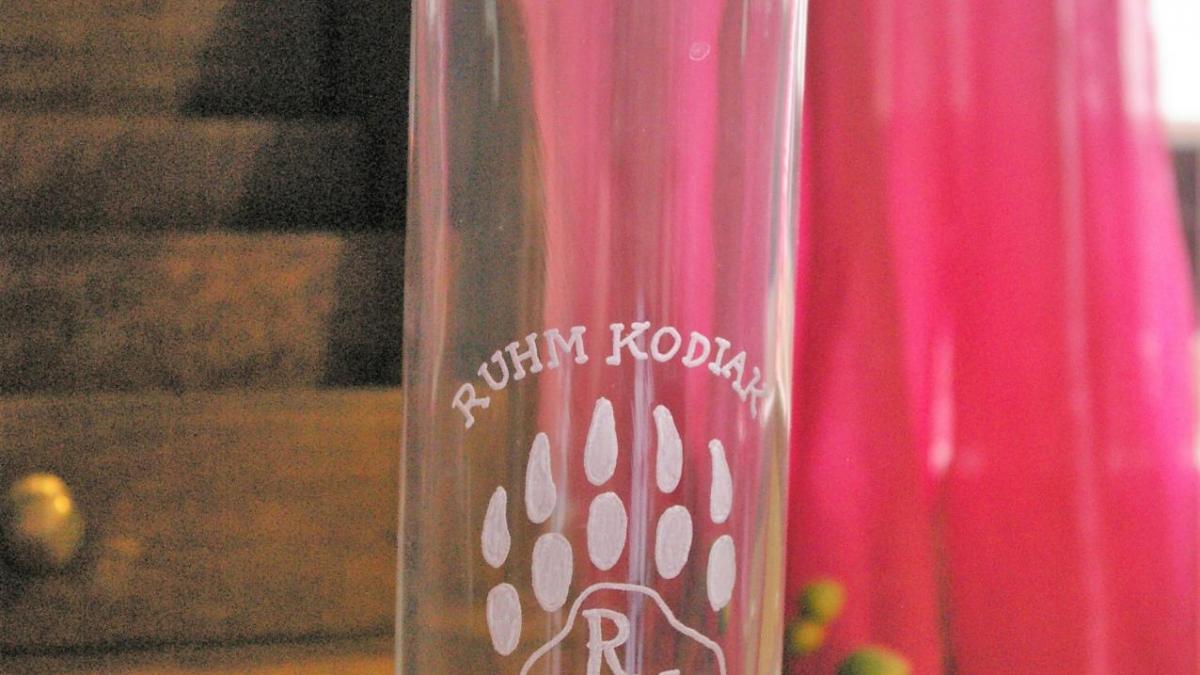 Bouteille personnalisee par la gravure logo ruhm kodiak