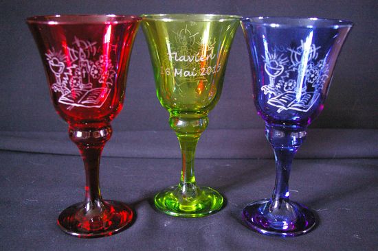 Calices en verre multicolores personnalises par la gravure pour une communion dessin et texte