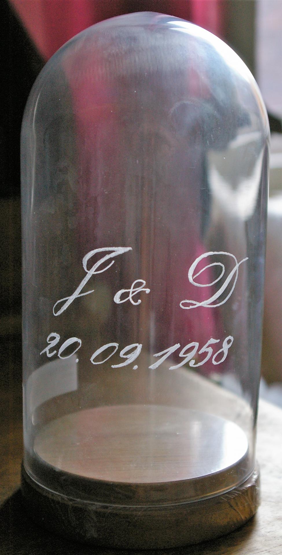 Cloche en verre gravee