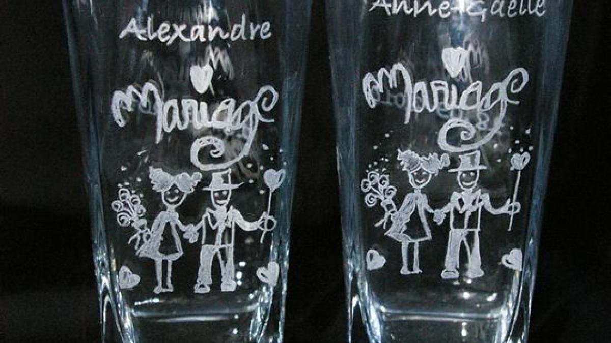 Duo de verres graves et personnalises pour le mariage d alexandre et anne gaelle