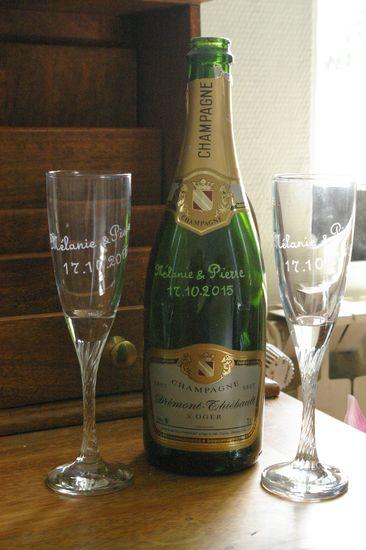 Ensemble bouteille et flutes a champagne graves pour un mariage