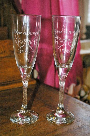 Flutes gravees pour un mariage personnalises d un dessin et de prenoms