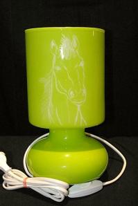 Lampe verte personnalisee par la gravure d un cheval