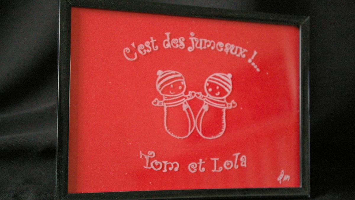 Pour des jumeaux une annonce originale de leur venue faites le graver sur le verre