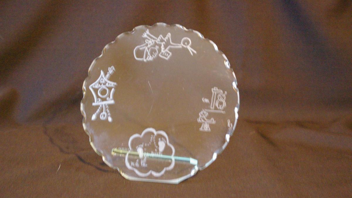 Trophee decoratif en verre a personnaliser pour sa naissance