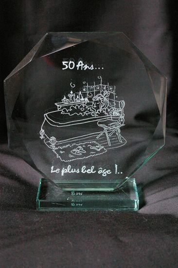 Trophee decoratif en verre personnalise par la gravure d un dessin en cadeau d anniversaire