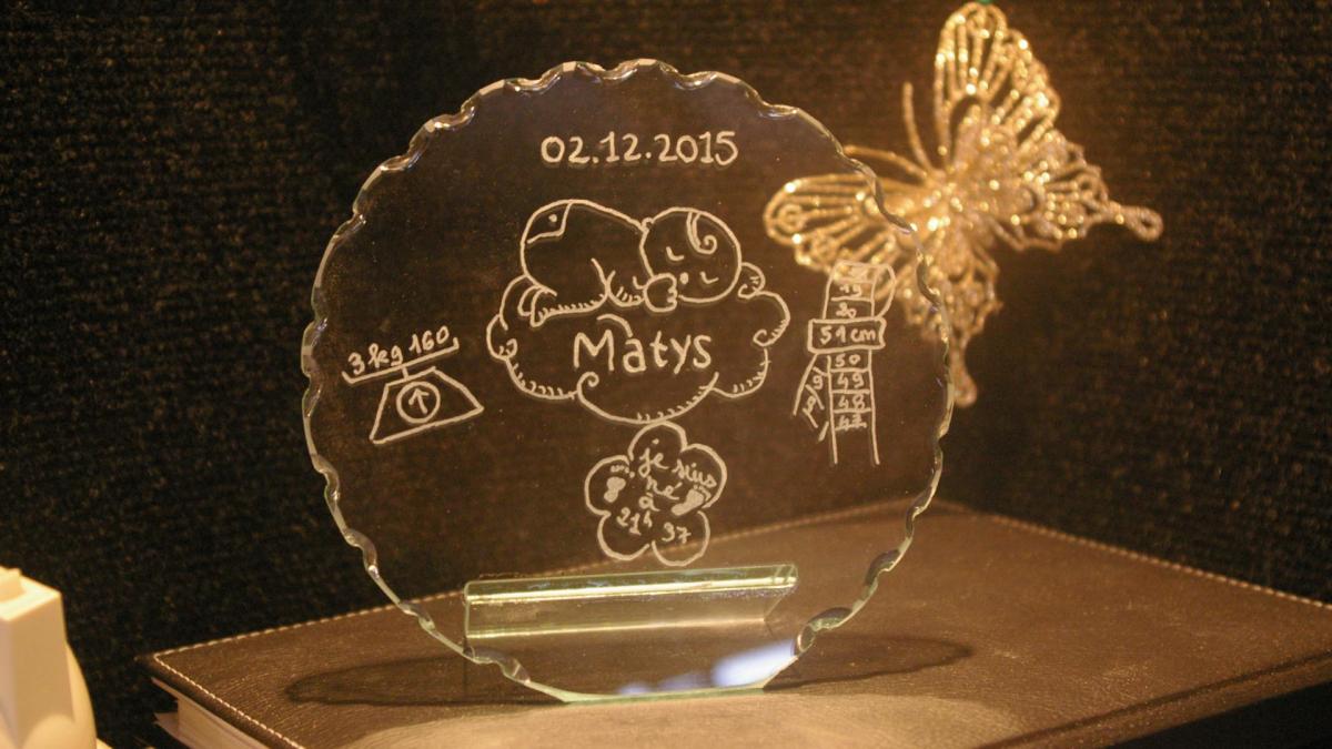 Trophee decoratif en verre personnalise par la gravure pour un cadeau de naissance unique 3