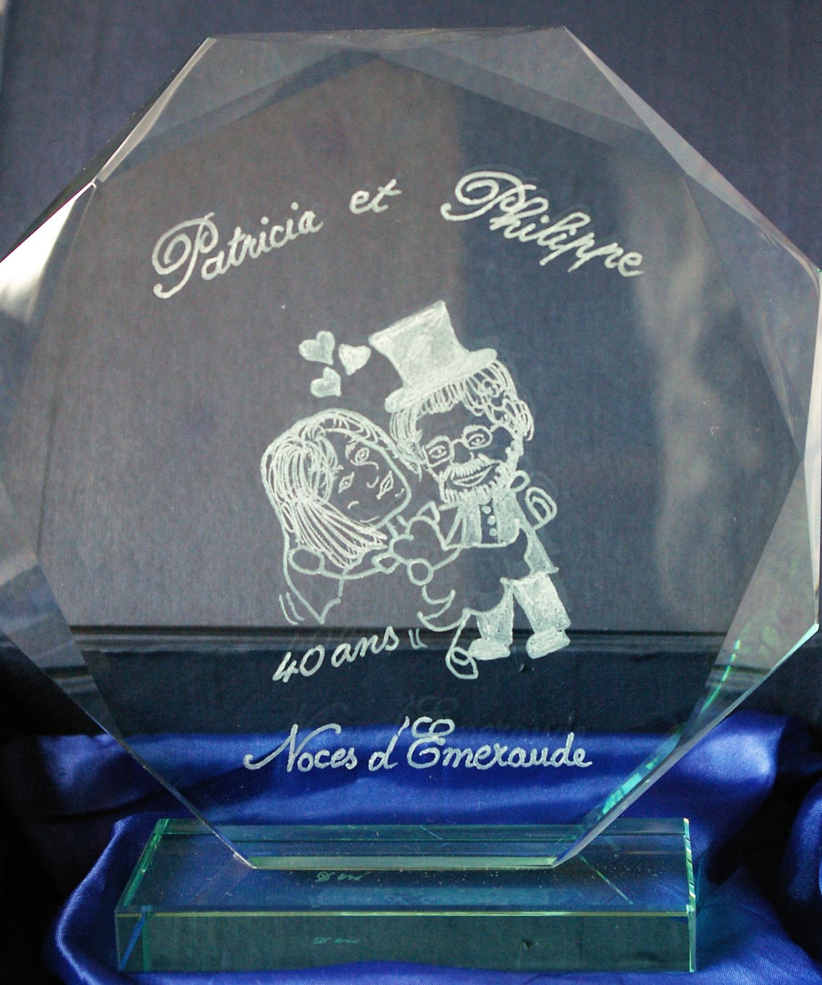 Trophee en verre gravure humoristique mariage noce d emeraude