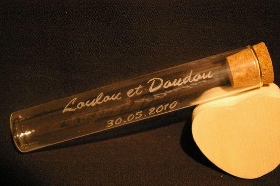 Tube a dragees en verre personnalise par la gravure pour un mariage