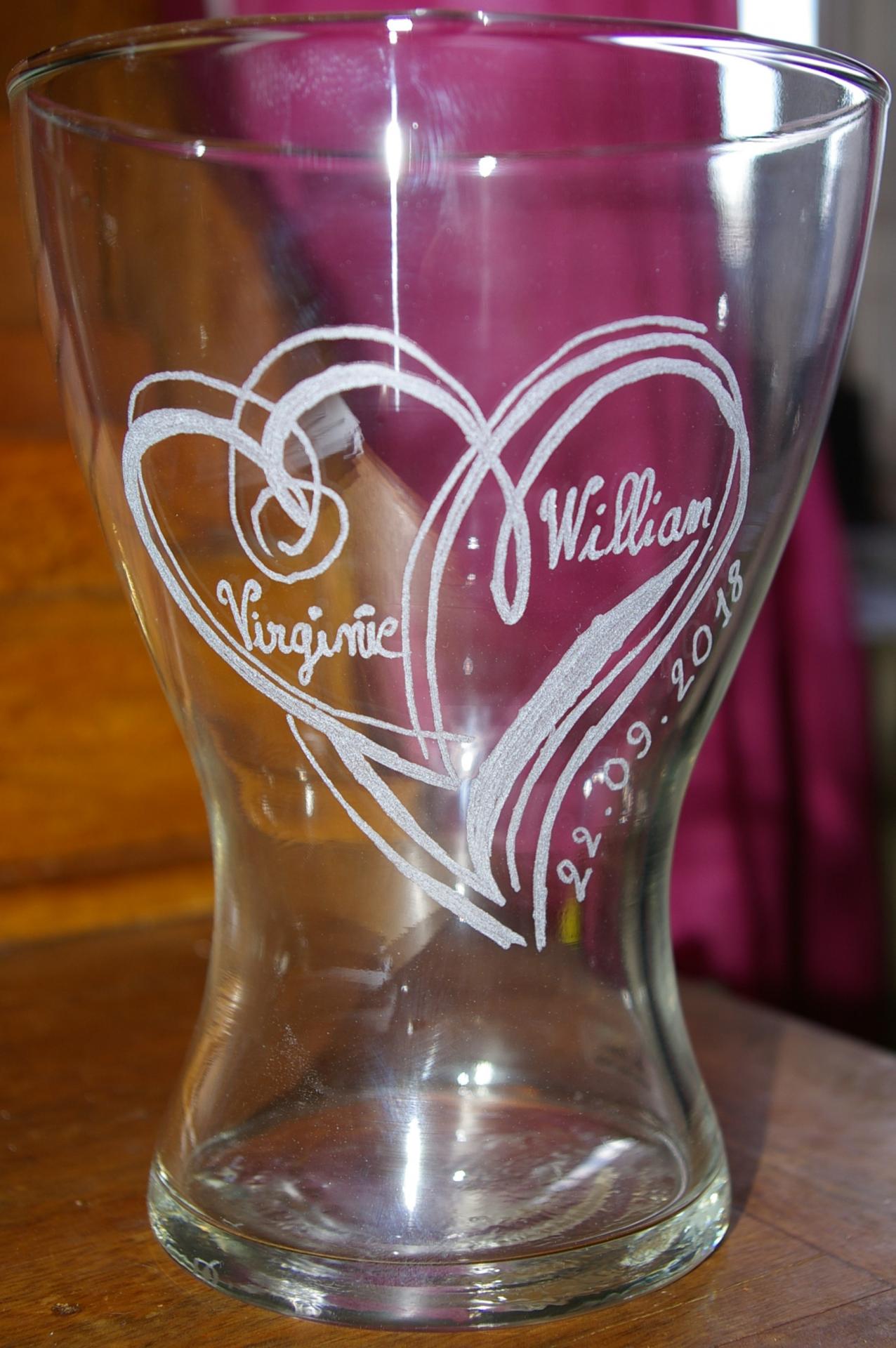 Vase grave coeurs enlaces