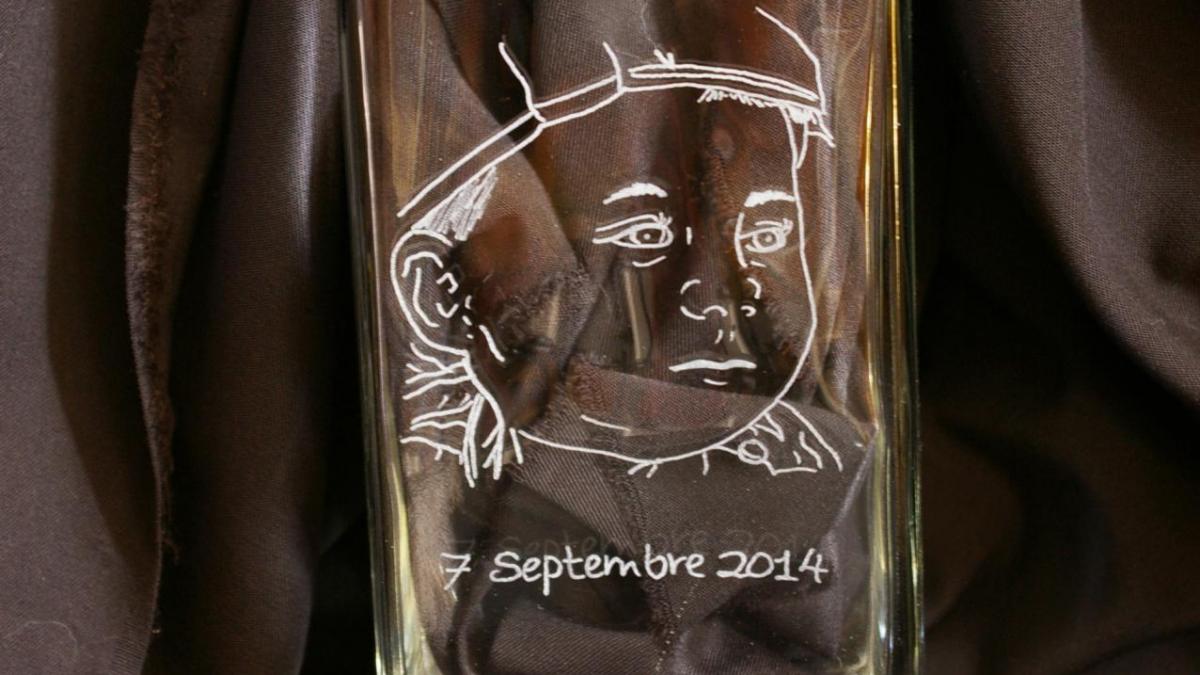 Vase personnalise par la gravure du portrait de l enfant realise d apr s une photo pour son bapteme