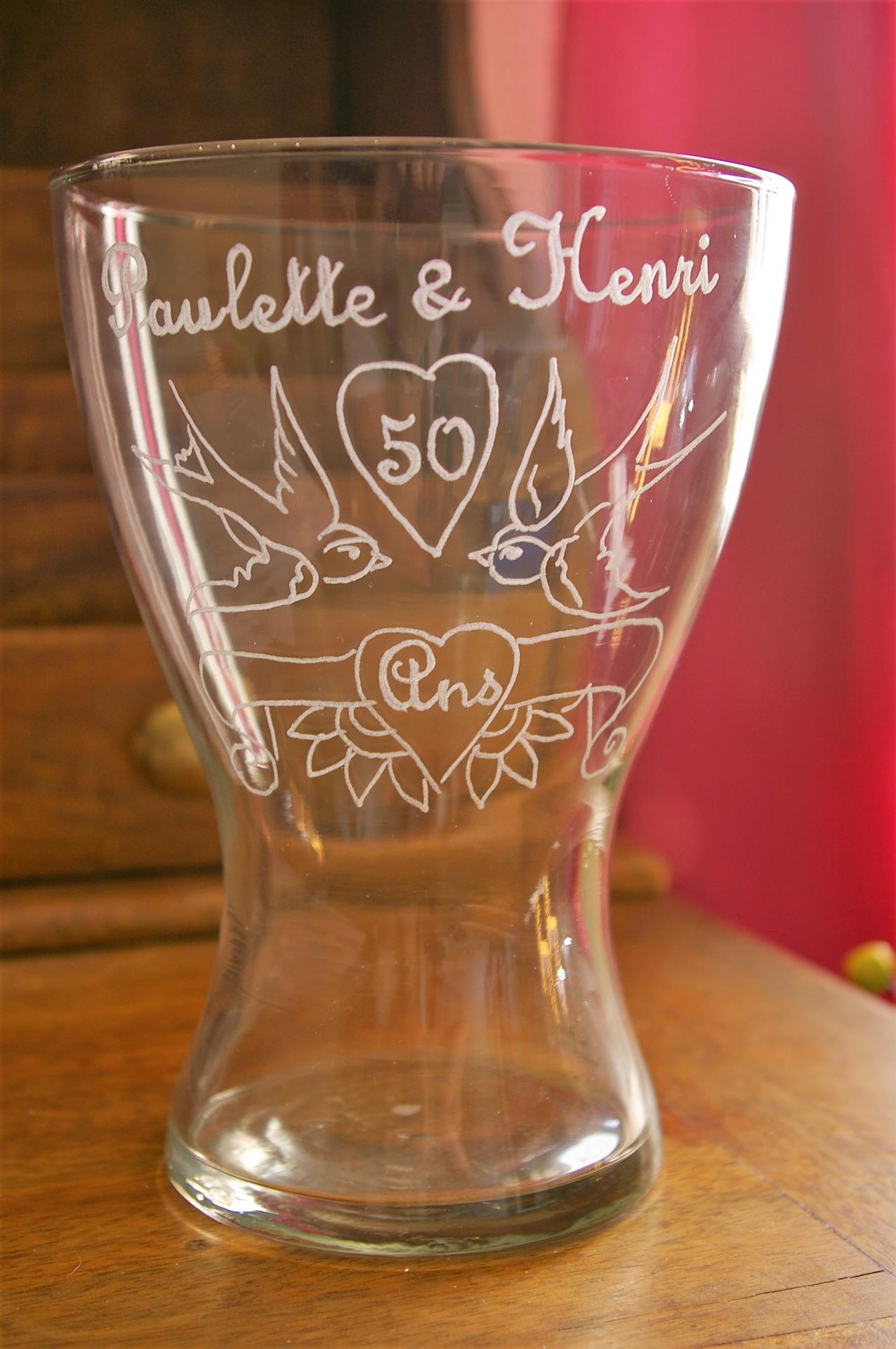 Vase personnalise par la gravure pour un anniversaire mariage