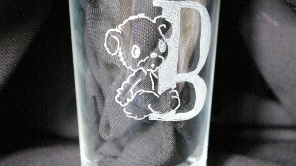 Verre grave d un dessin et d une initiale pour un cadeau de naissance original