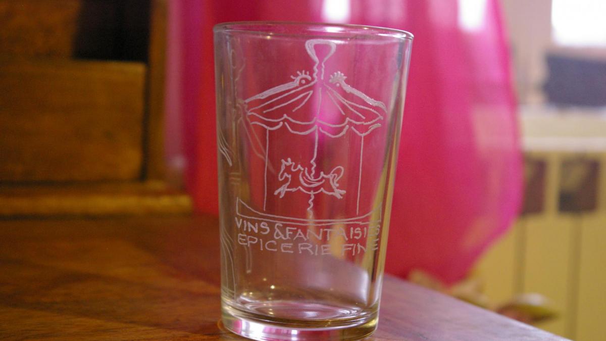 Gravure sur verre du logo d une epicerie fine a bondy