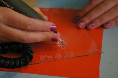 Gravure sur verre realisee par un enfant lors d un atelier d initiation