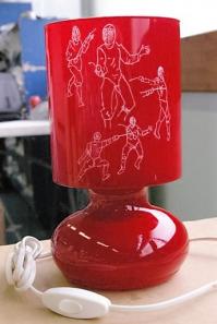 Lampe rouge gravee de silhouettes d escrimeurs bis