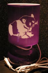 Lampe violette personnalisee par la gravure d un panda