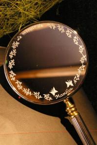 Miroir à main personnalise par la gravure pour un cadeau tres original et unique