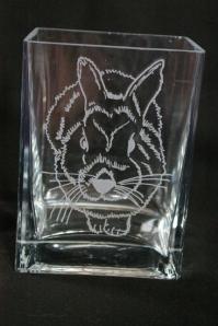 Vase en verre grave du dessin d un lapin realise d apres une photo